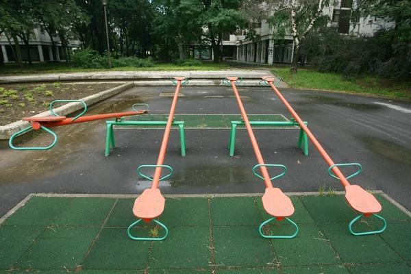 Parque infantil niños balancines teeter en verano niños playgr — Foto de Stock