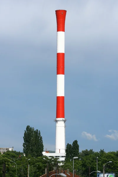 De pijpen van warmte station in de zomer — Stockfoto