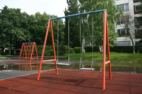 Parco giochi altalene a catena per bambini nel parco giochi estivo per bambini Immagine Stock