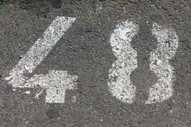 Kırk sekiz asph beyaz boyalı bir sayının detay yukarı kapatın