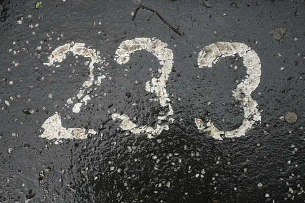 Número de aparcamiento pintado de blanco sobre asfalto 233 — Foto de Stock