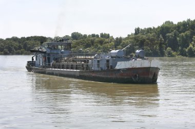 Nehri üzerinde tekne demirlemiş nehir gemilerde mavi yolculuk