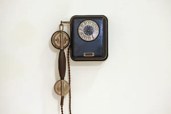 Старий телефон, дев'ятнадцяте і двадцяте століття, з самого початку телефонії — стокове фото