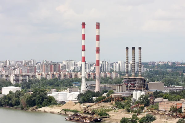 ısıtma tesisi şehrin nehir kenarında Isıtma Tesisleri baca