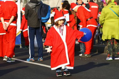 insanlar Noel Baba kostümleri yarış katılın.