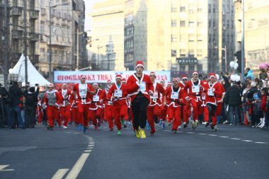 insanlar Noel Baba kostümleri yarış katılın.