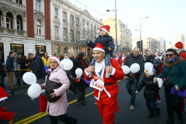 insanlar Noel Baba kostümleri yarış katılın.