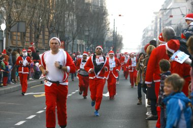 insanlar Noel Baba kostümleri yarış katılın.