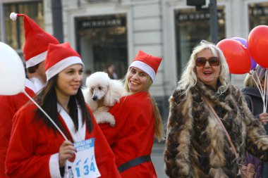 insanlar Noel Baba kostümleri yarış katılın.