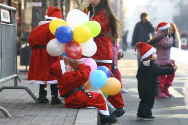 insanlar Noel Baba kostümleri yarış katılın.