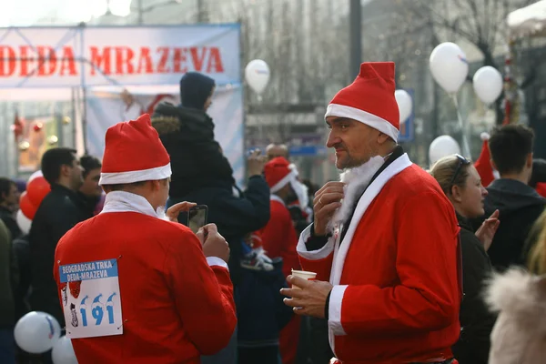 People in Santa Claus costumes take part in the race — Stock Photo, Image