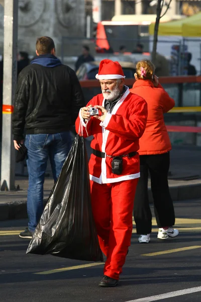 People in Santa Claus costumes take part in the race — Stock Photo, Image