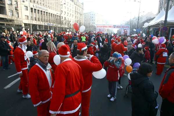 La gente con disfraces de Papá Noel participa en la carrera — Foto de Stock