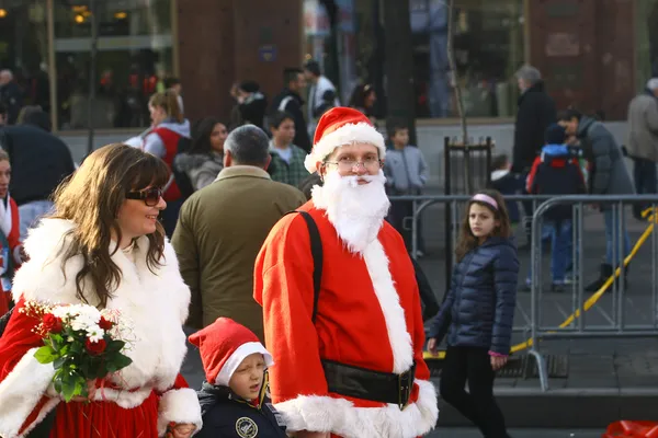 Mensen in santa claus kostuums deelnemen aan de race — Stockfoto