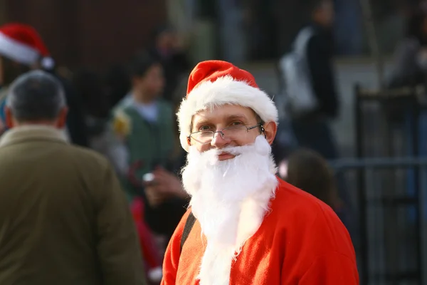 People in Santa Claus costumes take part in the race — Stock Photo, Image