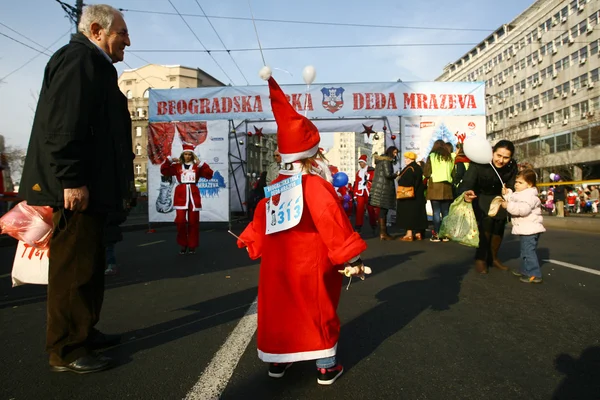 People in Santa Claus costumes take part in the race — Stock Photo, Image