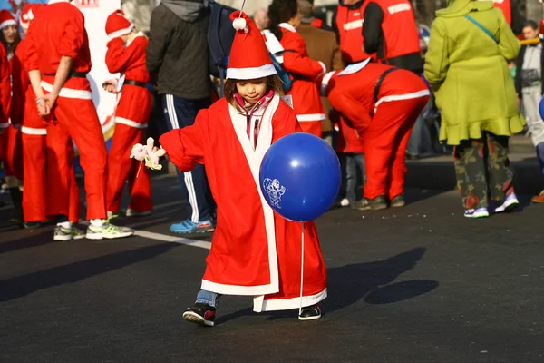 Les gens en costumes du Père Noël prennent part à la course — Photo
