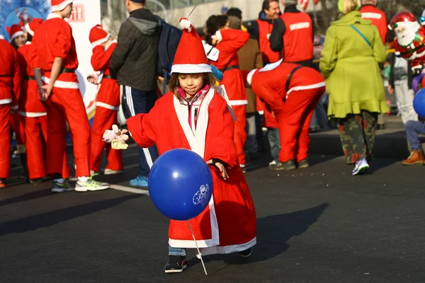 La gente con disfraces de Papá Noel participa en la carrera — Foto de Stock