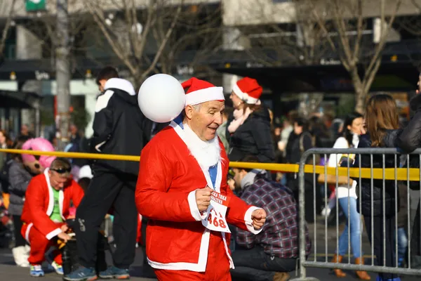 Mensen in santa claus kostuums deelnemen aan de race — Stockfoto