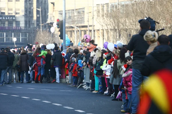 La gente con disfraces de Papá Noel participa en la carrera — Foto de Stock