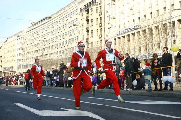 Mensen in santa claus kostuums deelnemen aan de race — Stockfoto