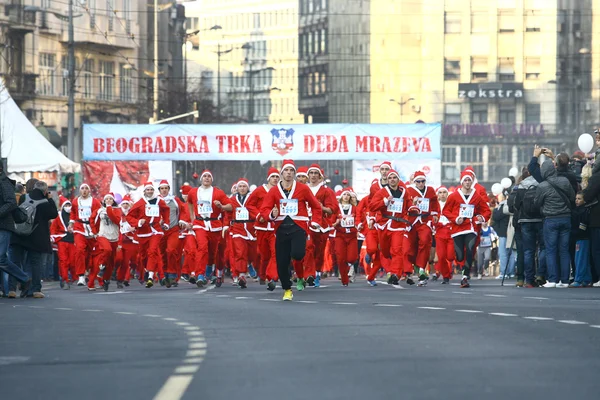 Ludzie w strojach Mikołaja Weź udział w wyścigu — Zdjęcie stockowe