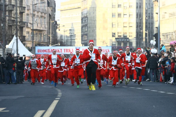 Mensen in santa claus kostuums deelnemen aan de race — Stockfoto