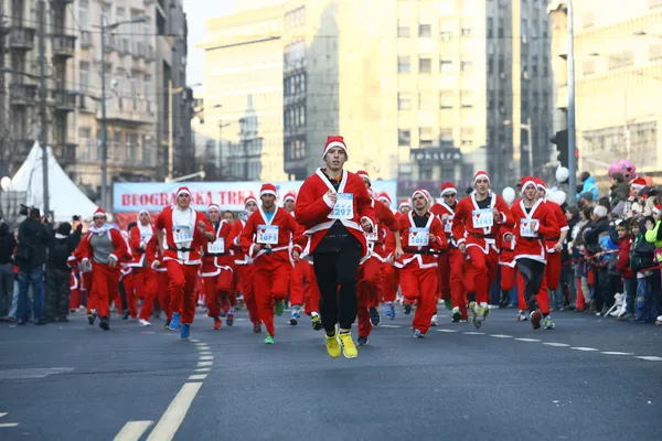 Závodu se účastní lidé v kostýmech santa claus — Stock fotografie