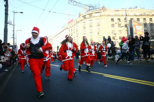 Mensen in santa claus kostuums deelnemen aan de race — Stockfoto