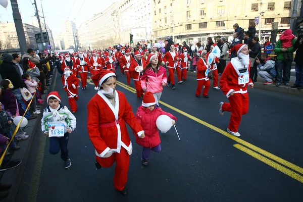 Mensen in santa claus kostuums deelnemen aan de race — Stockfoto