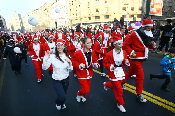 Människor i santa claus kostymer deltar i loppet — Stockfoto