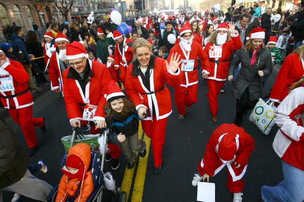 Mensen in santa claus kostuums deelnemen aan de race — Stockfoto