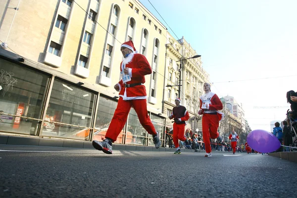 People in Santa Claus costumes take part in the race — Stock Photo, Image