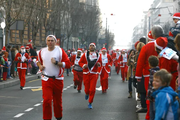 People in Santa Claus costumes take part in the race — Stock Photo, Image