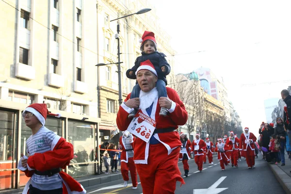 Závodu se účastní lidé v kostýmech santa claus — Stock fotografie
