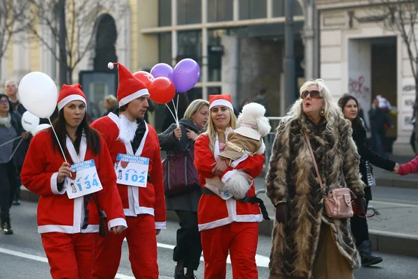 La gente con disfraces de Papá Noel participa en la carrera — Foto de Stock