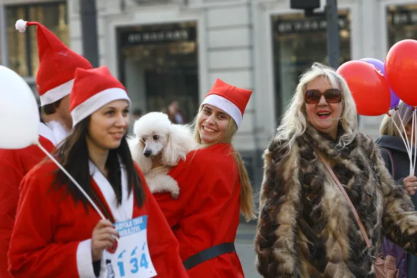 La gente con disfraces de Papá Noel participa en la carrera — Foto de Stock