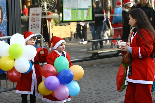 La gente con disfraces de Papá Noel participa en la carrera — Foto de Stock