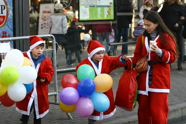 Ihmiset Joulupukin puvuissa osallistuvat kisaan — kuvapankkivalokuva