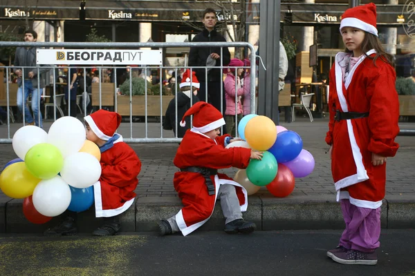 Människor i santa claus kostymer deltar i loppet — Stockfoto