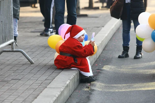 La gente con disfraces de Papá Noel participa en la carrera — Foto de Stock
