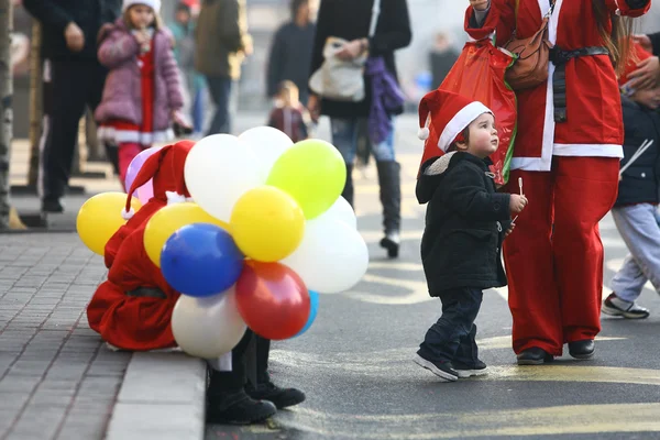 Les gens en costumes du Père Noël prennent part à la course — Photo