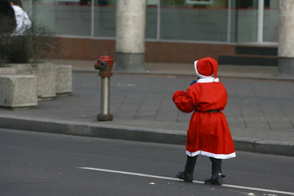 People in Santa Claus costumes take part in the race — Stock Photo, Image