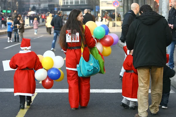 La gente con disfraces de Papá Noel participa en la carrera — Foto de Stock