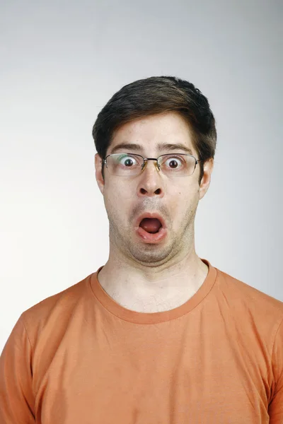 Retrato de un hombre sorprendido expresión de cara — Foto de Stock