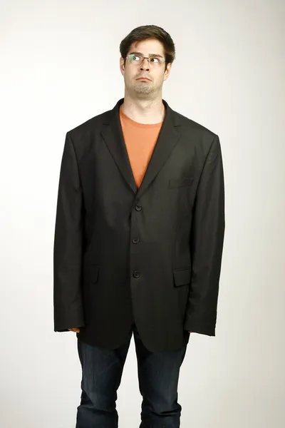 大きな黒のスーツで変な男 ロイヤリティフリーのストック写真
