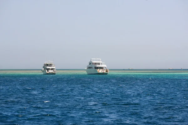 Båt på egyptiska röda havet — Stockfoto