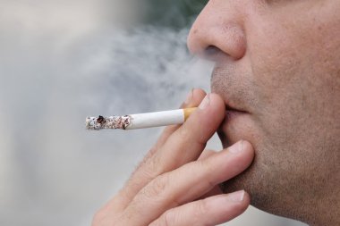 adam yüz tutan sigara ve Sigara