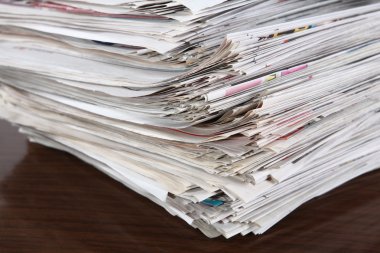 Gazeteler masanın üstüne kazık
