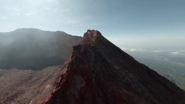 Cratera Vulcão Drone Aéreo Através Nevoeiro Neblina — Vídeo de Stock